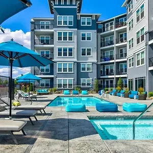 Apartment Designer With Jacuzzi, Pool & Mountain Views, Sparks